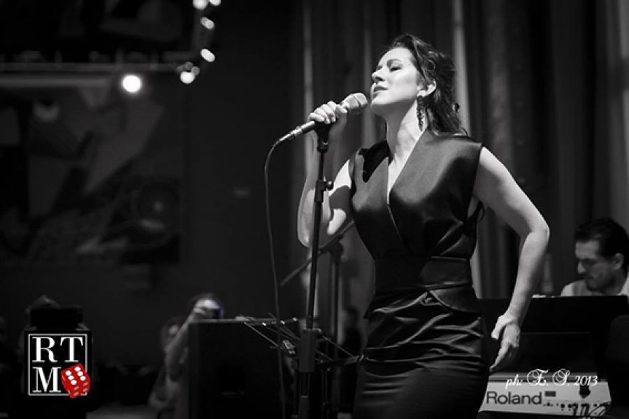 Sabato 10 dicembre – Gran serata di milonga con l’artista, cantante argentina, Ana Karina Rossi