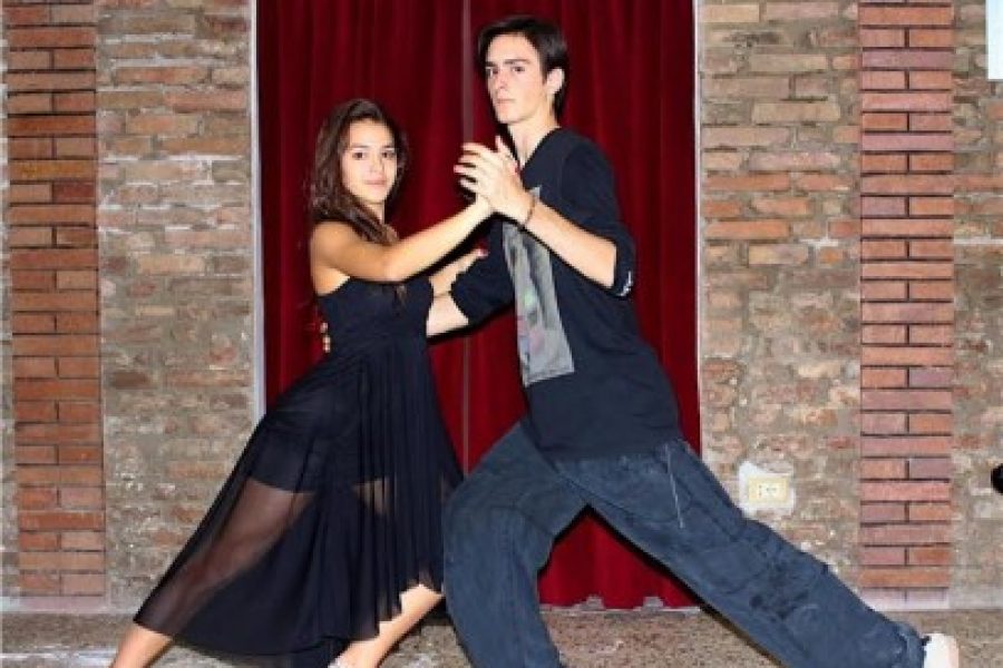 Parada y mordida: il liceo Roiti balla il tango | estense.com Ferrara